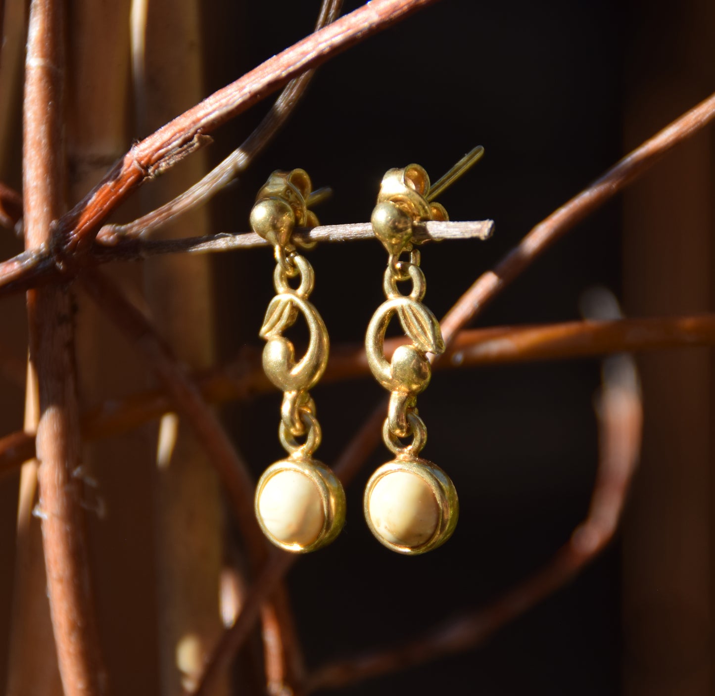 Orecchini pendenti creati con Ambra naturale Baltica e Argento placcato in Oro 18k BZK160