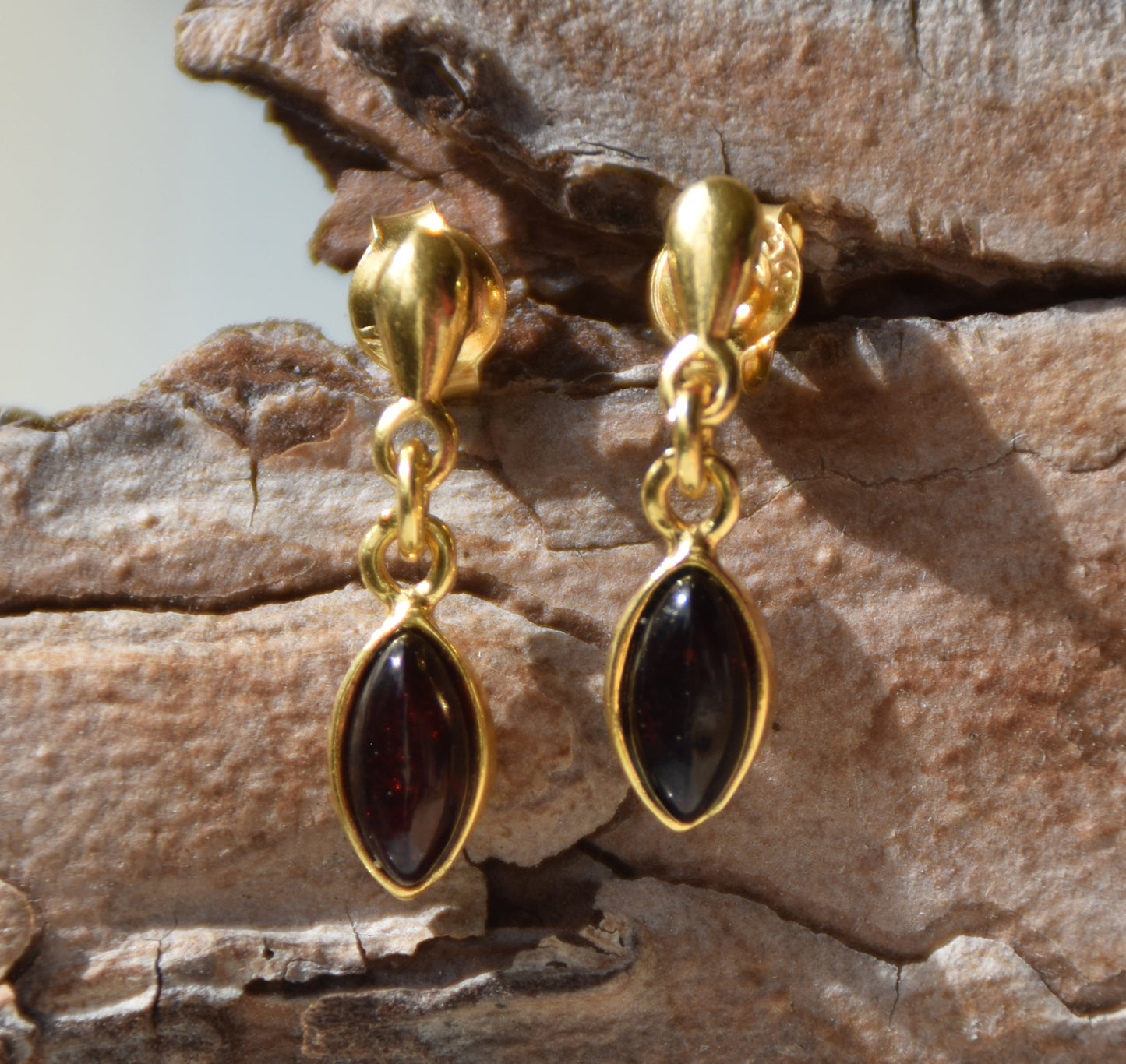 Delicati orecchini pendenti creati con Ambra naturale Baltica e Argento placcato in Oro 18k, ambra imperiale, MJ Baltica BZK161