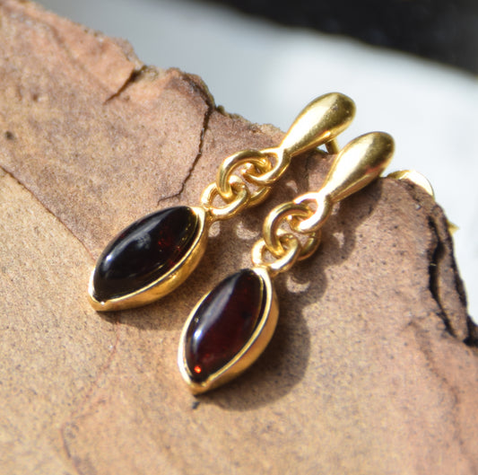 Delicati orecchini pendenti creati con Ambra naturale Baltica e Argento placcato in Oro 18k, ambra imperiale, MJ Baltica BZK161