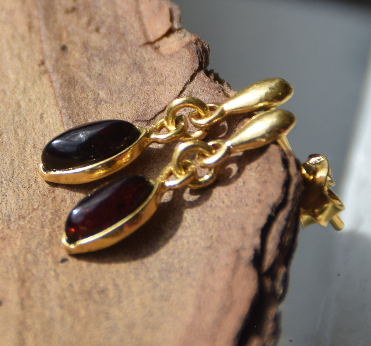 Delicati orecchini pendenti creati con Ambra naturale Baltica e Argento placcato in Oro 18k, ambra imperiale, MJ Baltica BZK161