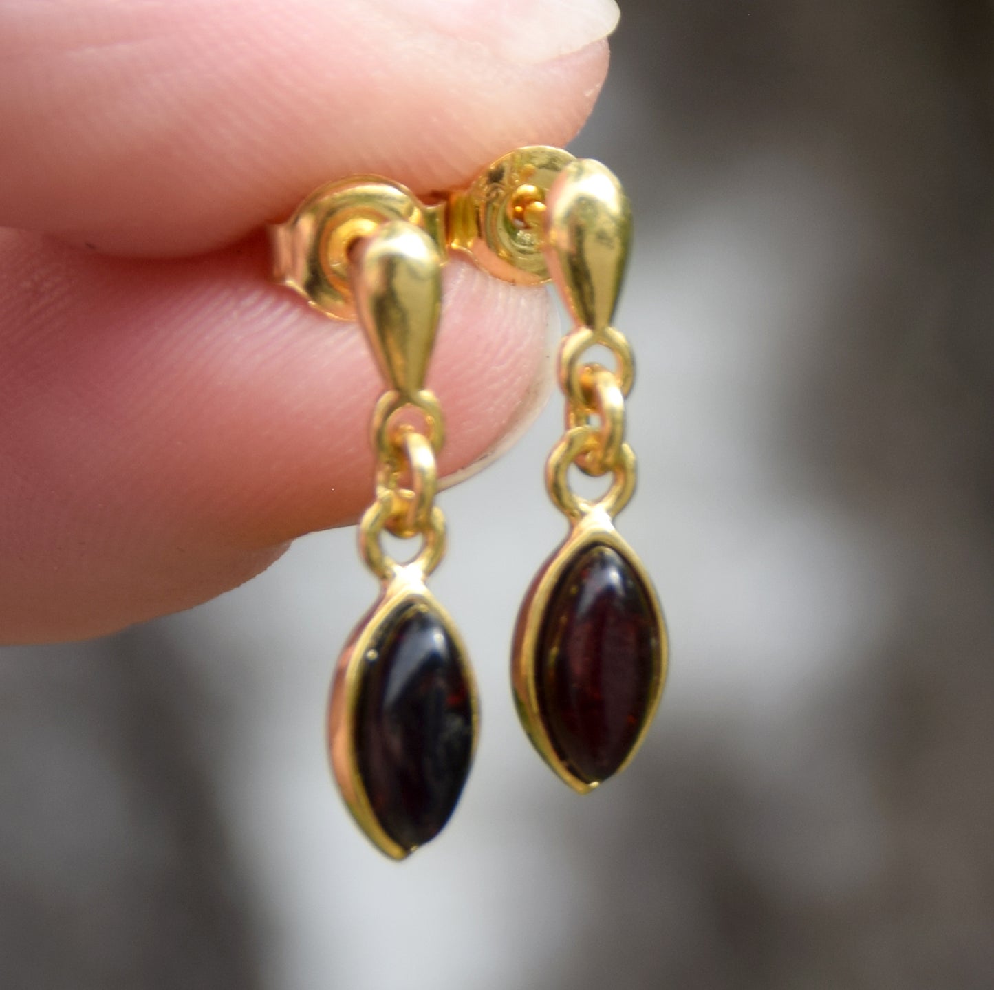 Delicati orecchini pendenti creati con Ambra naturale Baltica e Argento placcato in Oro 18k, ambra imperiale, MJ Baltica BZK161