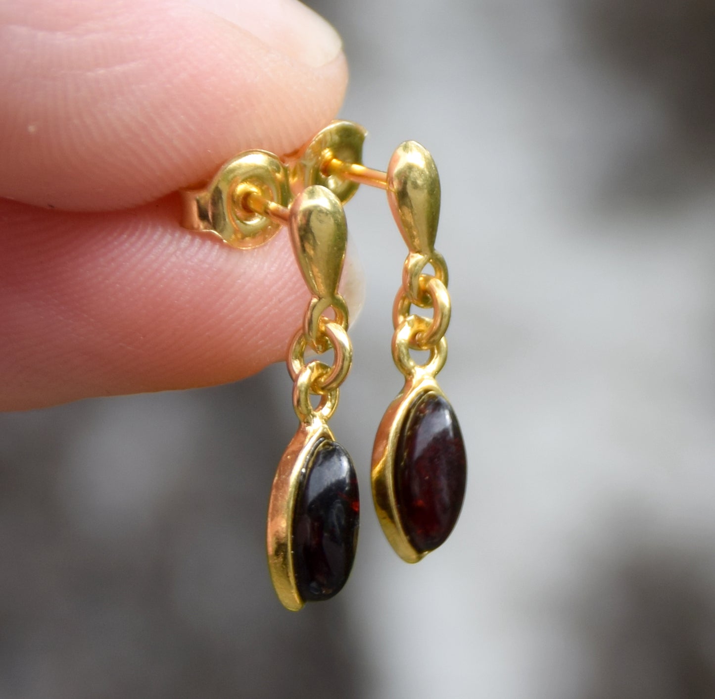 Delicati orecchini pendenti creati con Ambra naturale Baltica e Argento placcato in Oro 18k, ambra imperiale, MJ Baltica BZK161