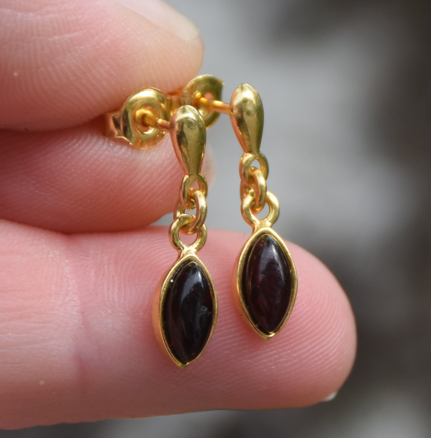 Delicati orecchini pendenti creati con Ambra naturale Baltica e Argento placcato in Oro 18k, ambra imperiale, MJ Baltica BZK161