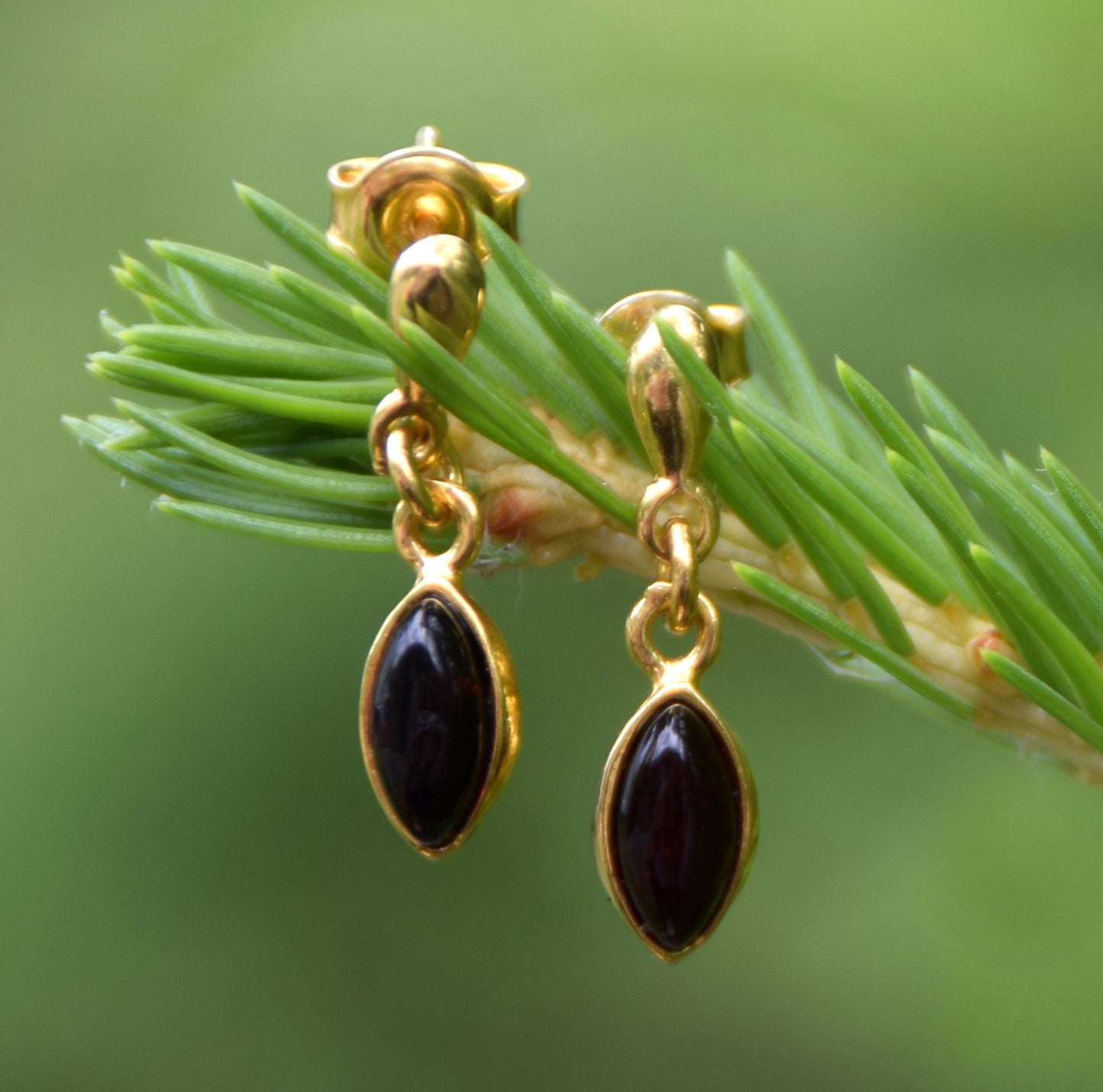 Delicati orecchini pendenti creati con Ambra naturale Baltica e Argento placcato in Oro 18k, ambra imperiale, MJ Baltica BZK161