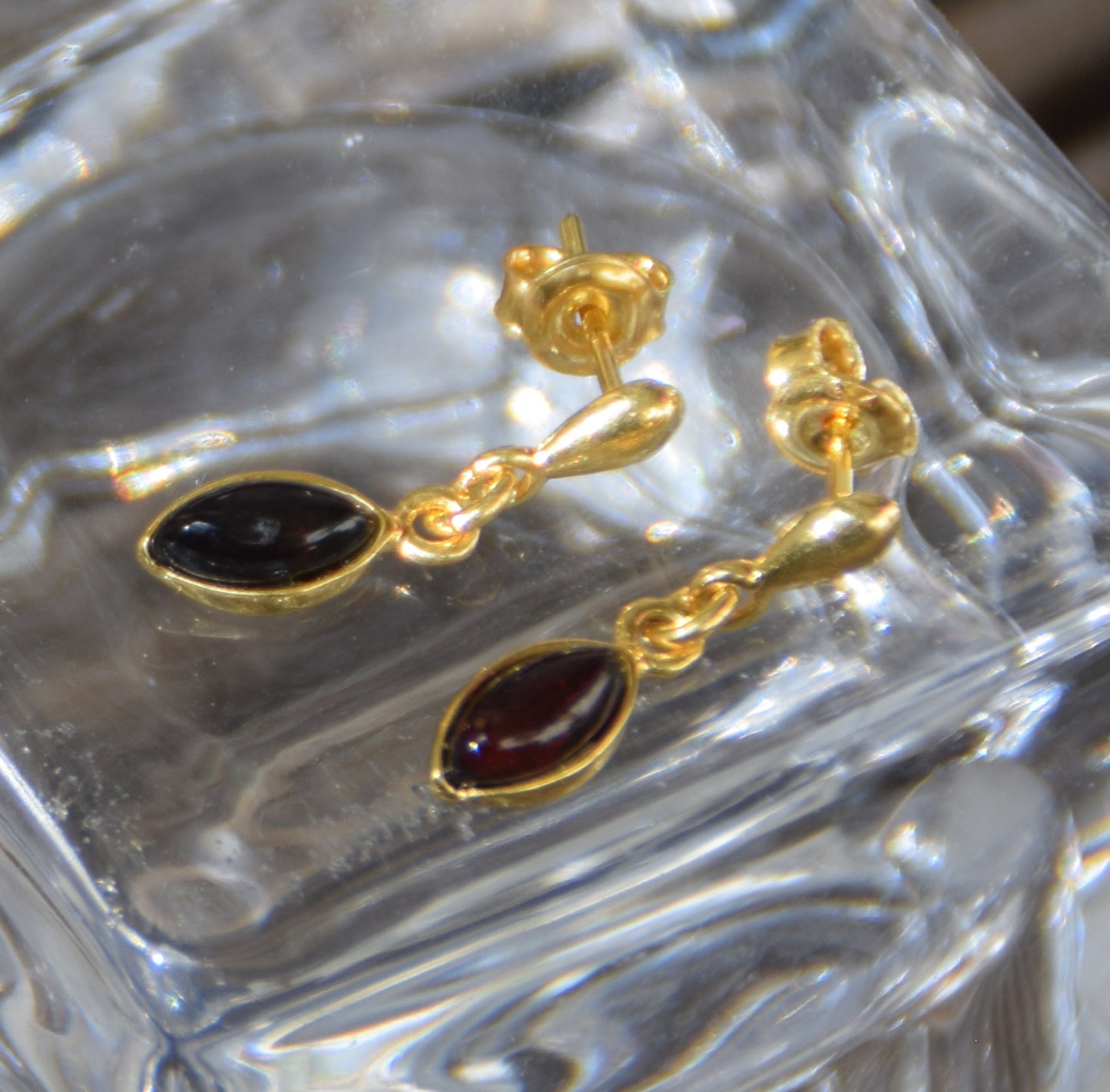 Delicati orecchini pendenti creati con Ambra naturale Baltica e Argento placcato in Oro 18k, ambra imperiale, MJ Baltica BZK161