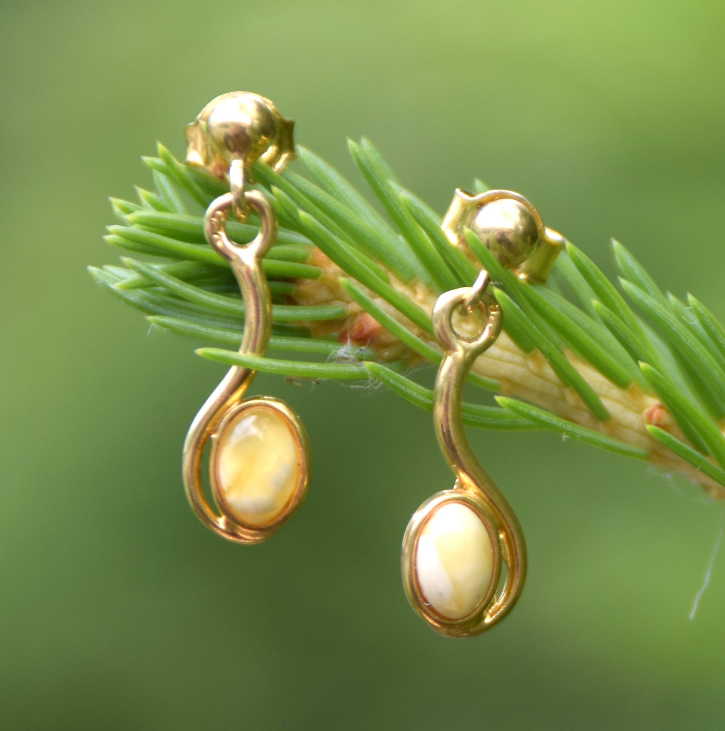 Delicate earrings in natural Imperial Amber and 18k Gold-plated 925 Sterling Silver, MJ Baltica, BZK162