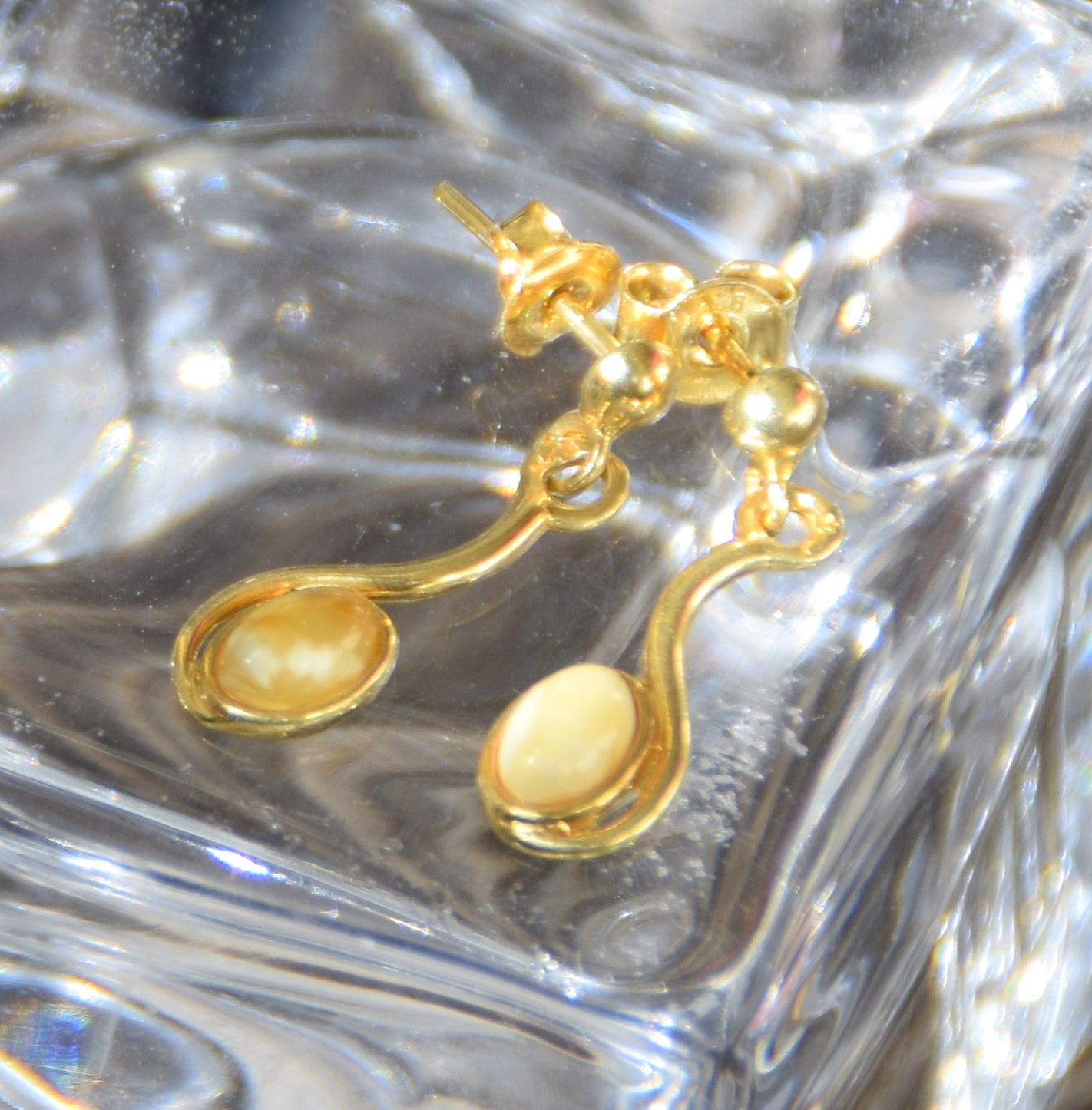 Delicate earrings in natural Imperial Amber and 18k Gold-plated 925 Sterling Silver, MJ Baltica, BZK162