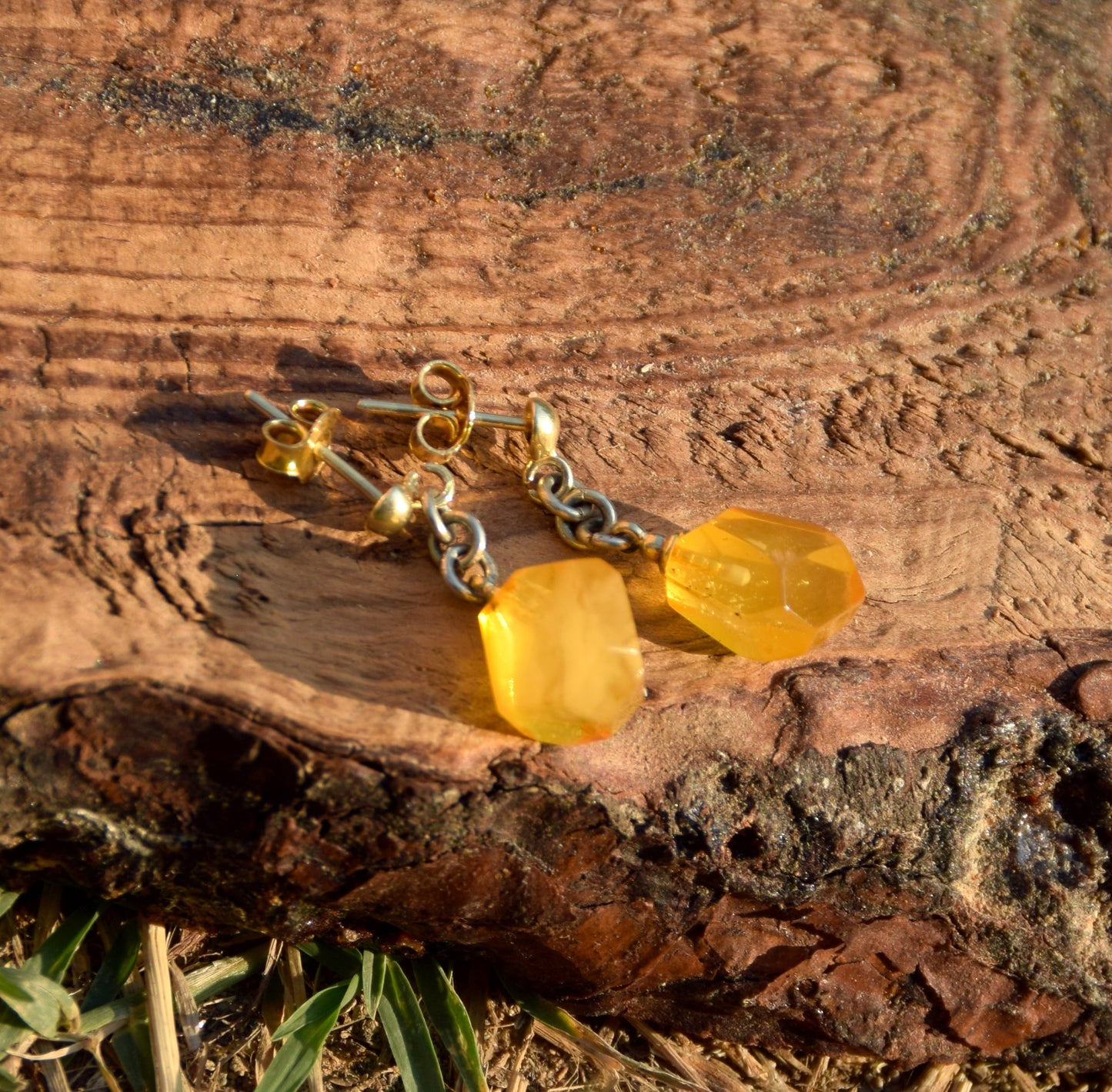 Delicate earrings in natural Imperial Amber and 18k Gold-plated 925 Silver, MJ Baltica, BZK164