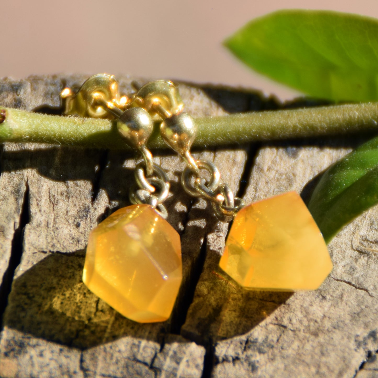 Delicati orecchini in Ambra naturale imperiale e Argento 925 placcato in Oro 18k, MJ Baltica, BZK164