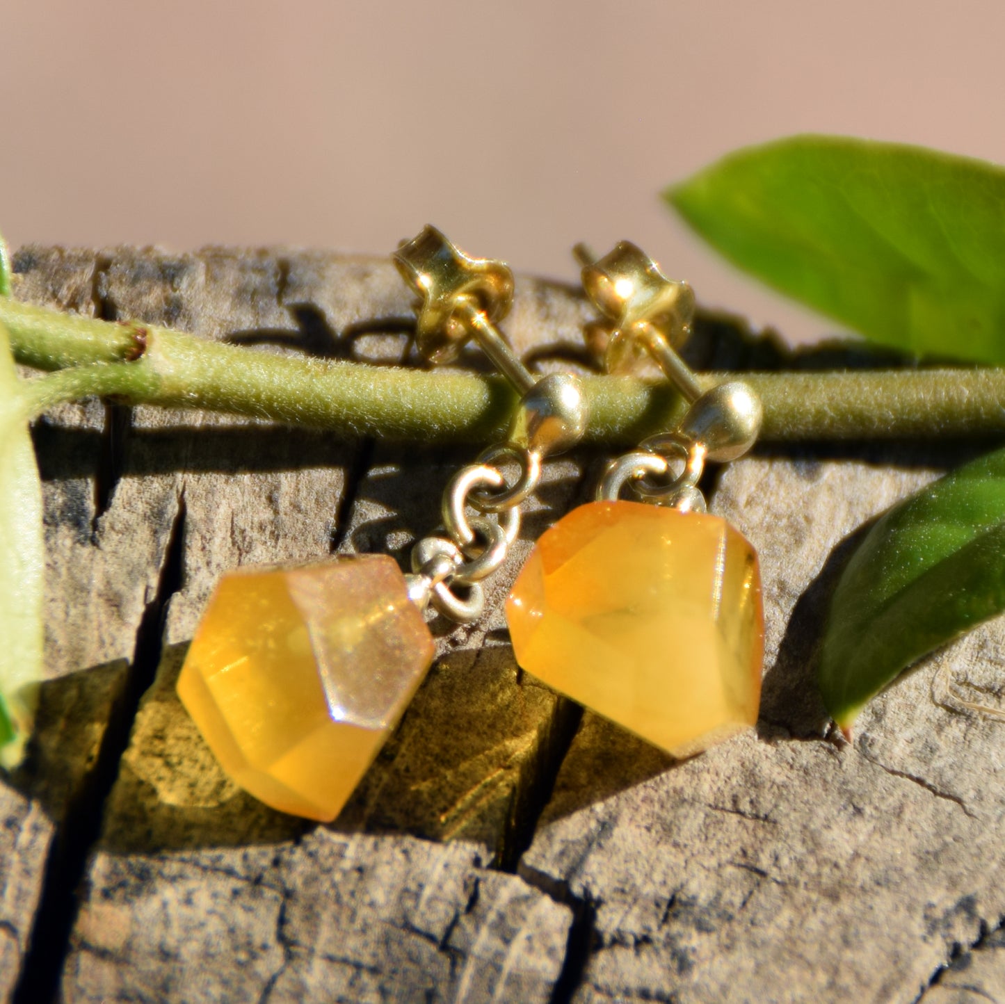 Delicati orecchini in Ambra naturale imperiale e Argento 925 placcato in Oro 18k, MJ Baltica, BZK164