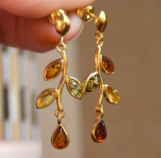 Branch-shaped earrings in natural amber of various shades and 18k gold-plated 925 sterling silver, MJ Baltica, BZK165