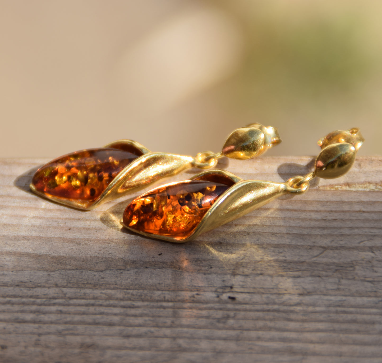 Elegant floral earrings in cognac-colored natural amber and 18k gold-plated 925 sterling silver, MJ Baltica, BZK166