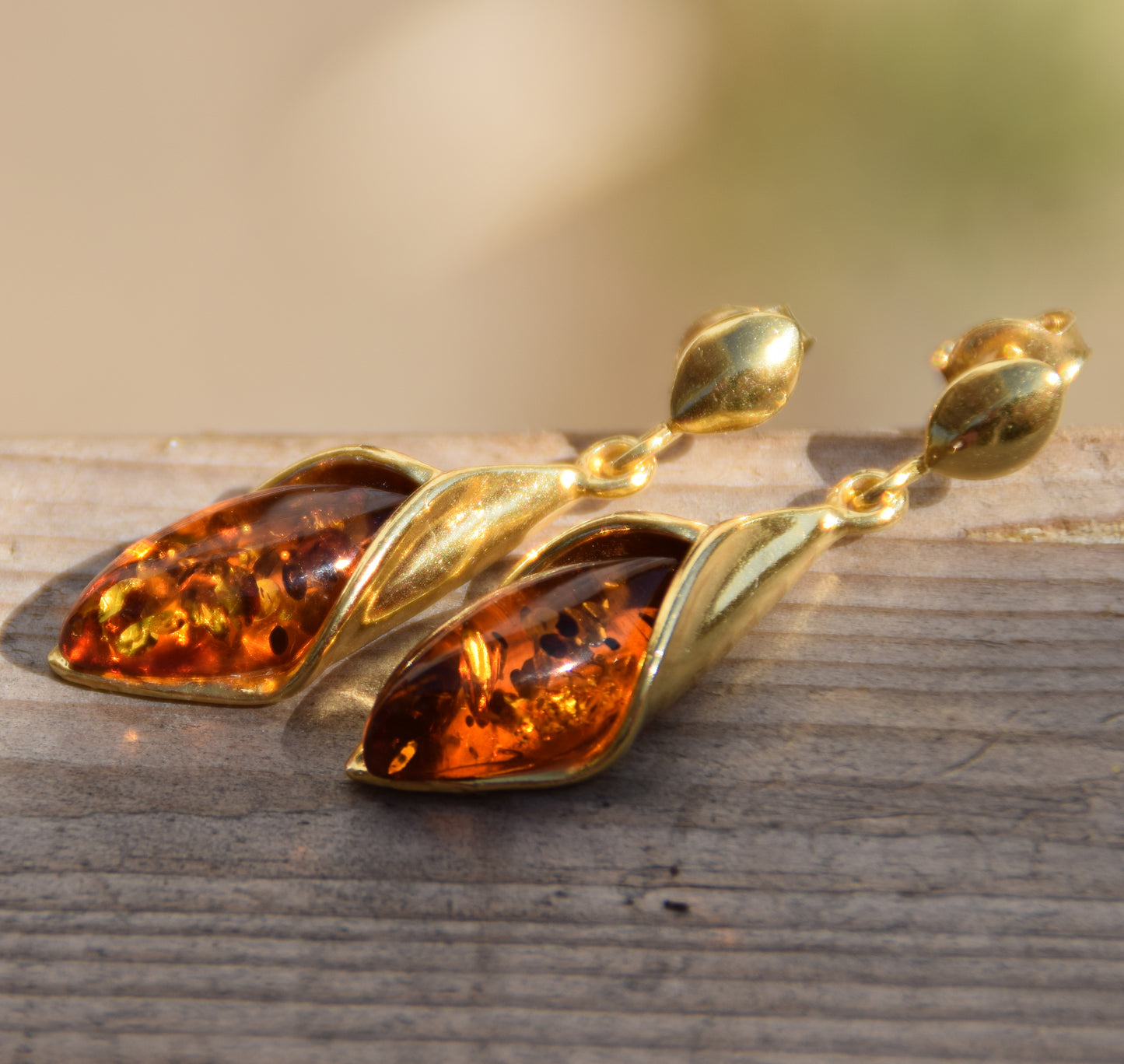Elegant floral earrings in cognac-colored natural amber and 18k gold-plated 925 sterling silver, MJ Baltica, BZK166