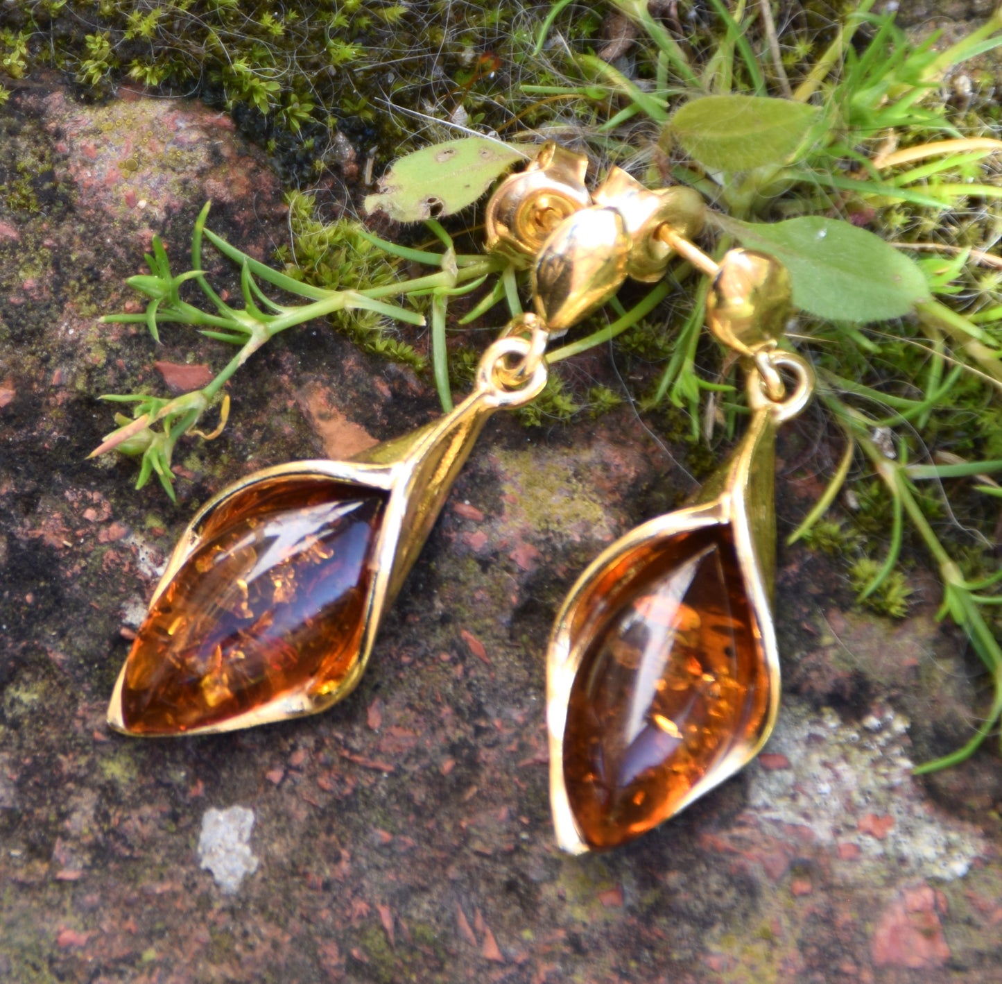 Elegant floral earrings in cognac-colored natural amber and 18k gold-plated 925 sterling silver, MJ Baltica, BZK166