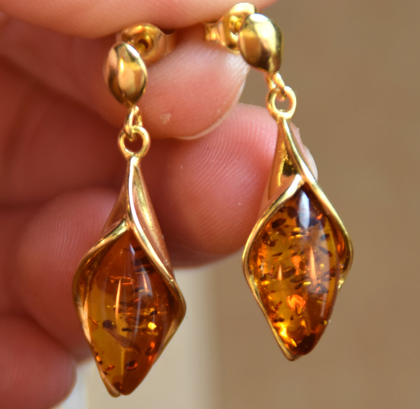 Elegant floral earrings in cognac-colored natural amber and 18k gold-plated 925 sterling silver, MJ Baltica, BZK166