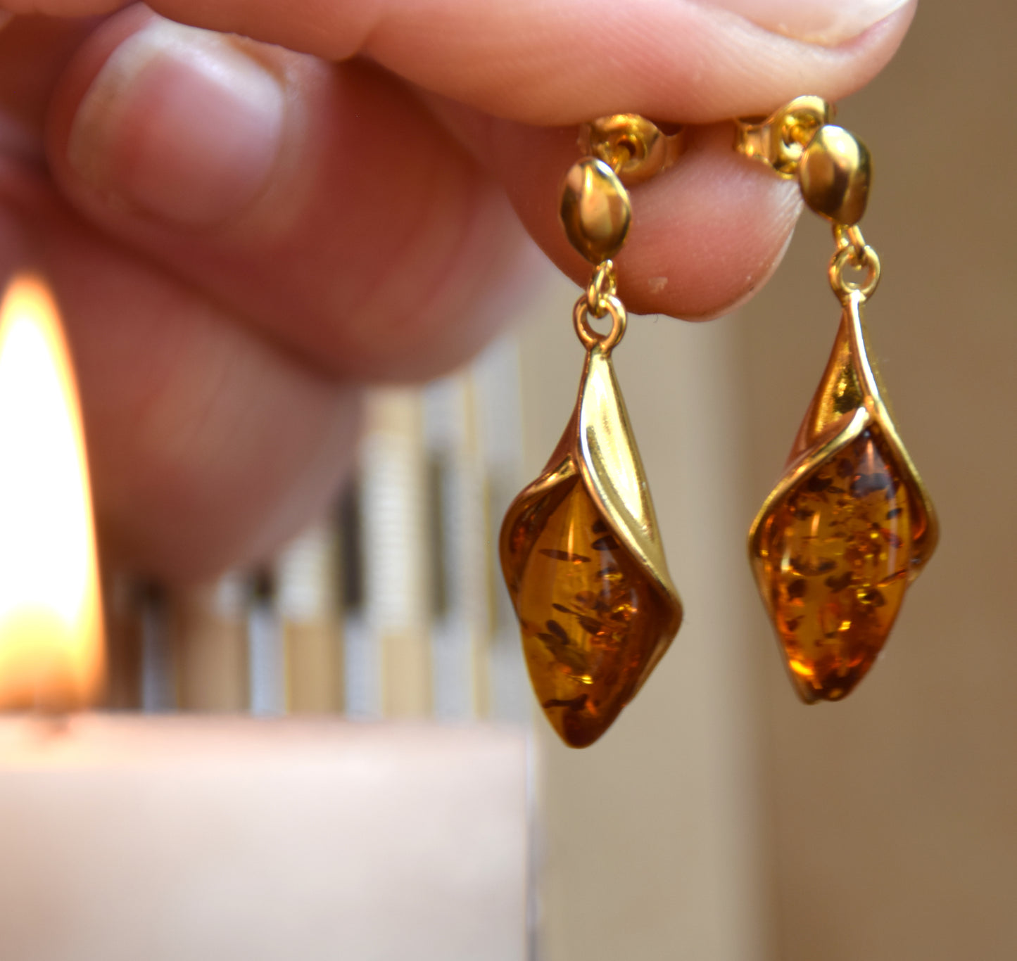 Elegant floral earrings in cognac-colored natural amber and 18k gold-plated 925 sterling silver, MJ Baltica, BZK166