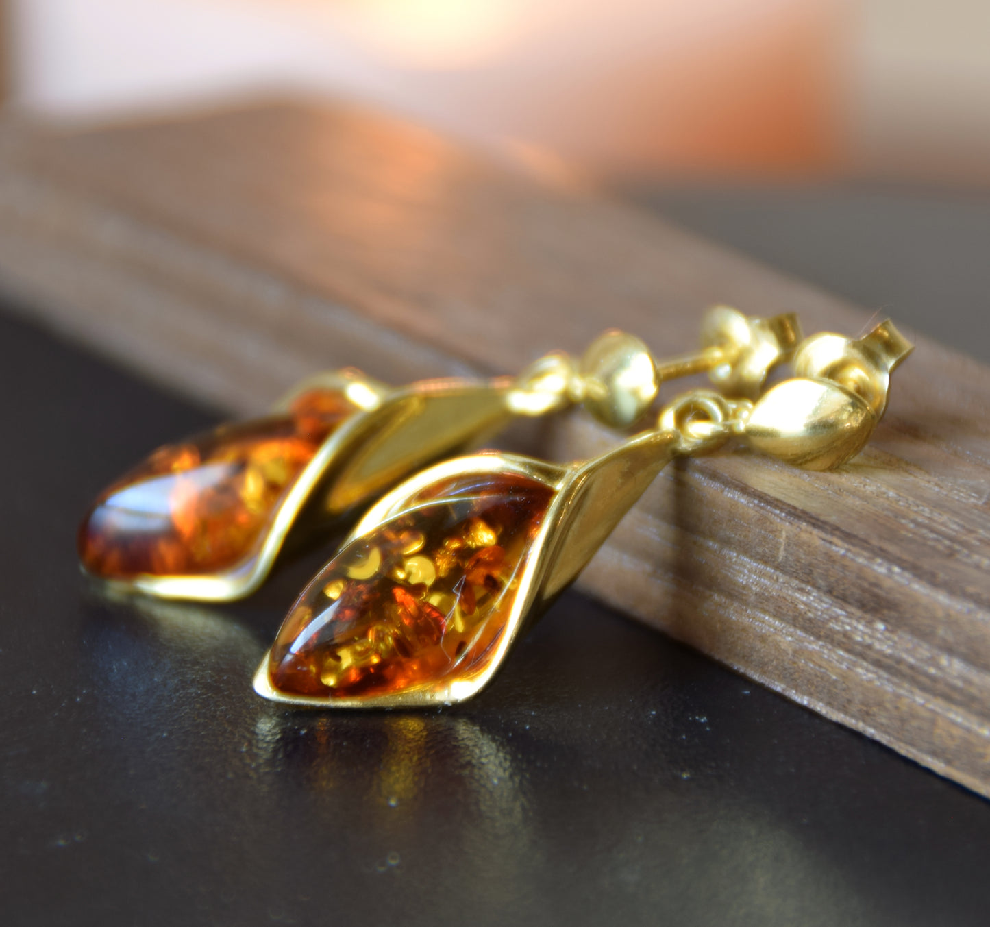 Elegant floral earrings in cognac-colored natural amber and 18k gold-plated 925 sterling silver, MJ Baltica, BZK166