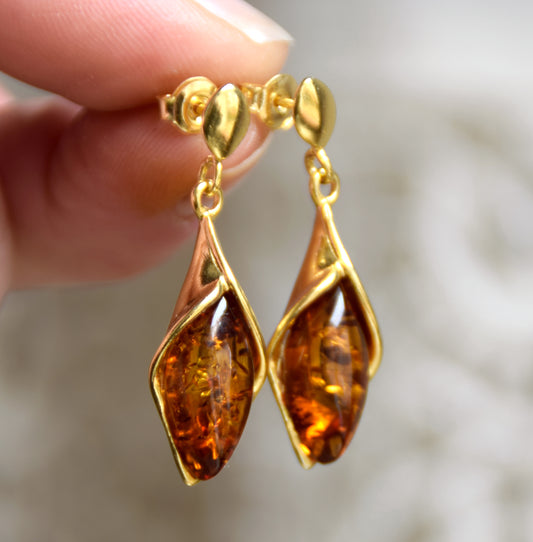 Elegant floral earrings in cognac-colored natural amber and 18k gold-plated 925 sterling silver, MJ Baltica, BZK166