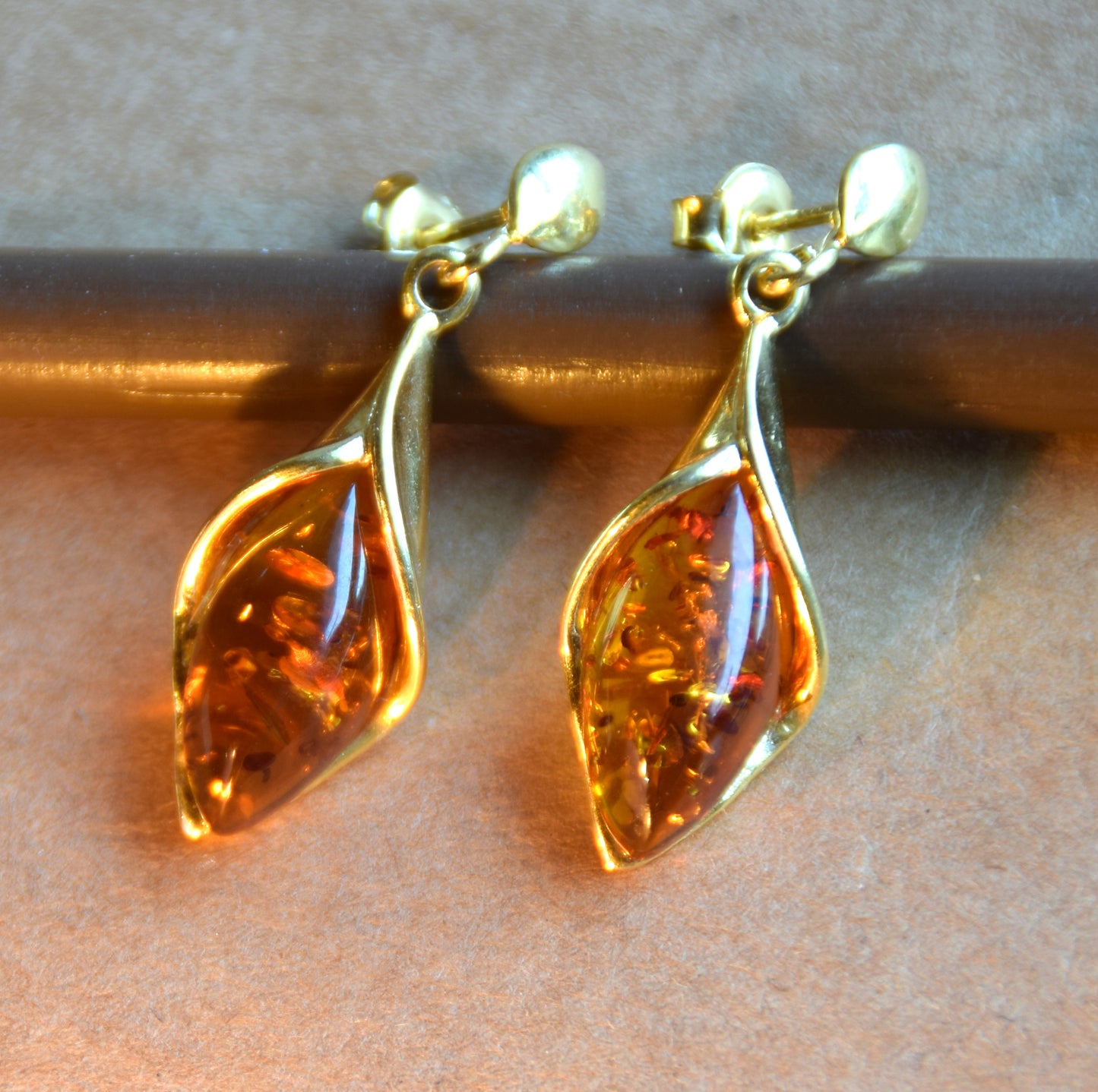 Elegant floral earrings in cognac-colored natural amber and 18k gold-plated 925 sterling silver, MJ Baltica, BZK166
