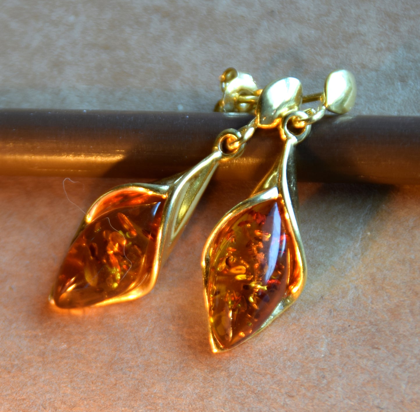 Elegant floral earrings in cognac-colored natural amber and 18k gold-plated 925 sterling silver, MJ Baltica, BZK166
