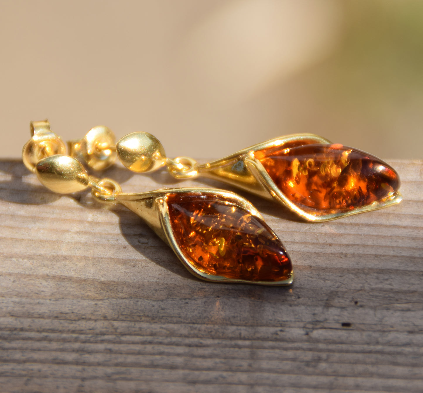 Elegant floral earrings in cognac-colored natural amber and 18k gold-plated 925 sterling silver, MJ Baltica, BZK166