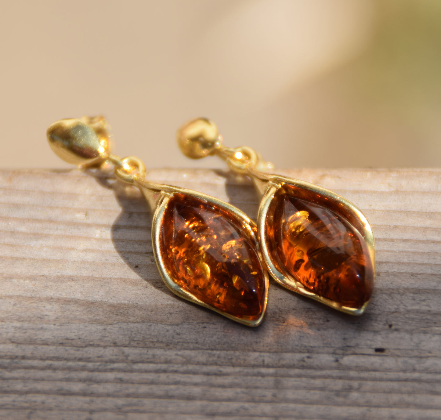 Elegant floral earrings in cognac-colored natural amber and 18k gold-plated 925 sterling silver, MJ Baltica, BZK166