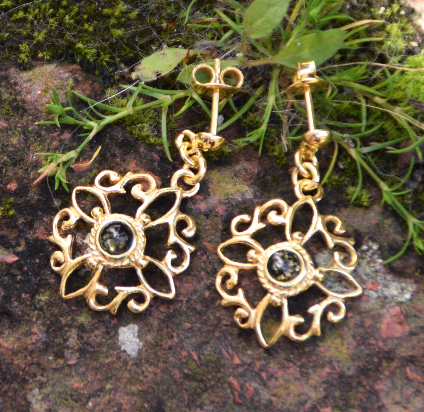 Witch knot earrings in natural green Amber and 18k Gold plated Silver, MJ Baltica, BZK167