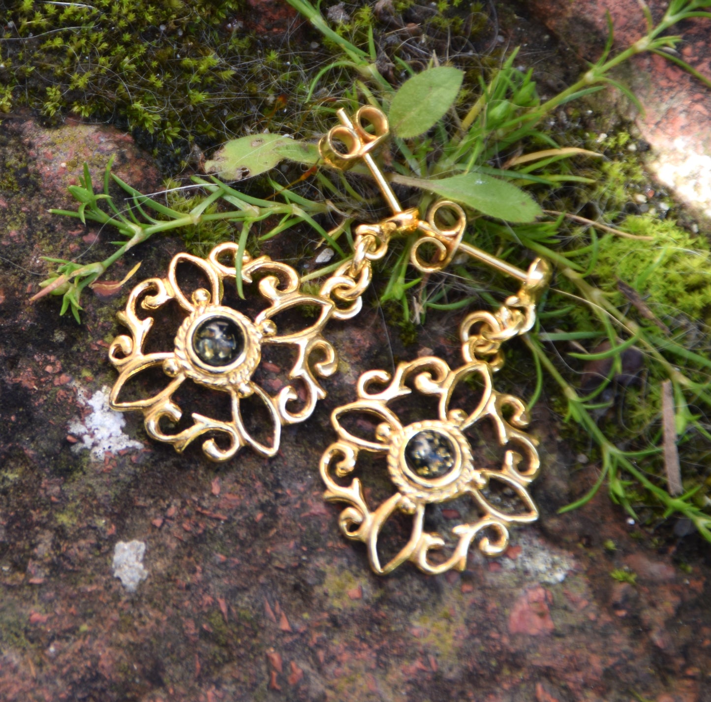 Witch knot earrings in natural green Amber and 18k Gold plated Silver, MJ Baltica, BZK167