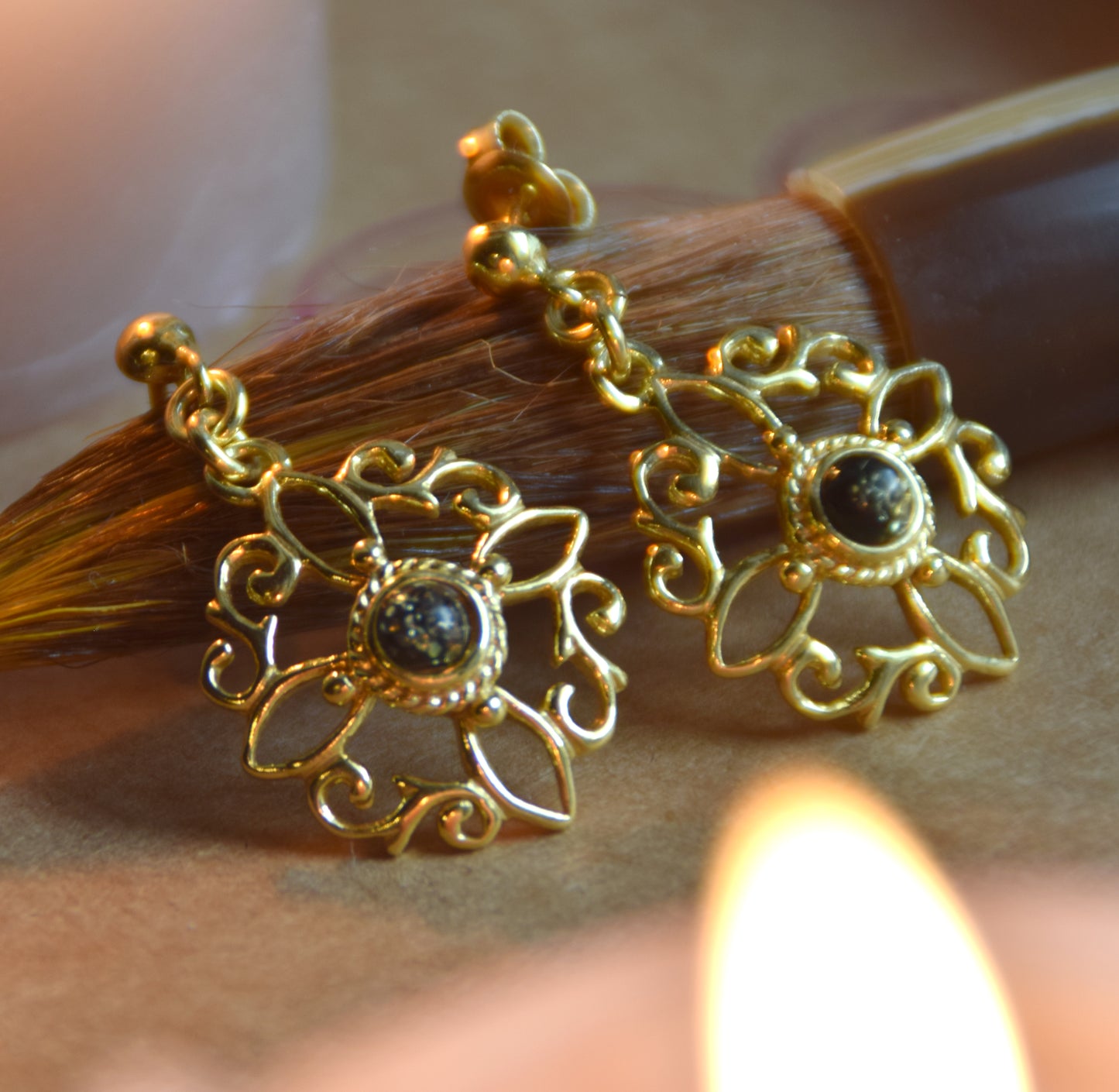 Witch knot earrings in natural green Amber and 18k Gold plated Silver, MJ Baltica, BZK167