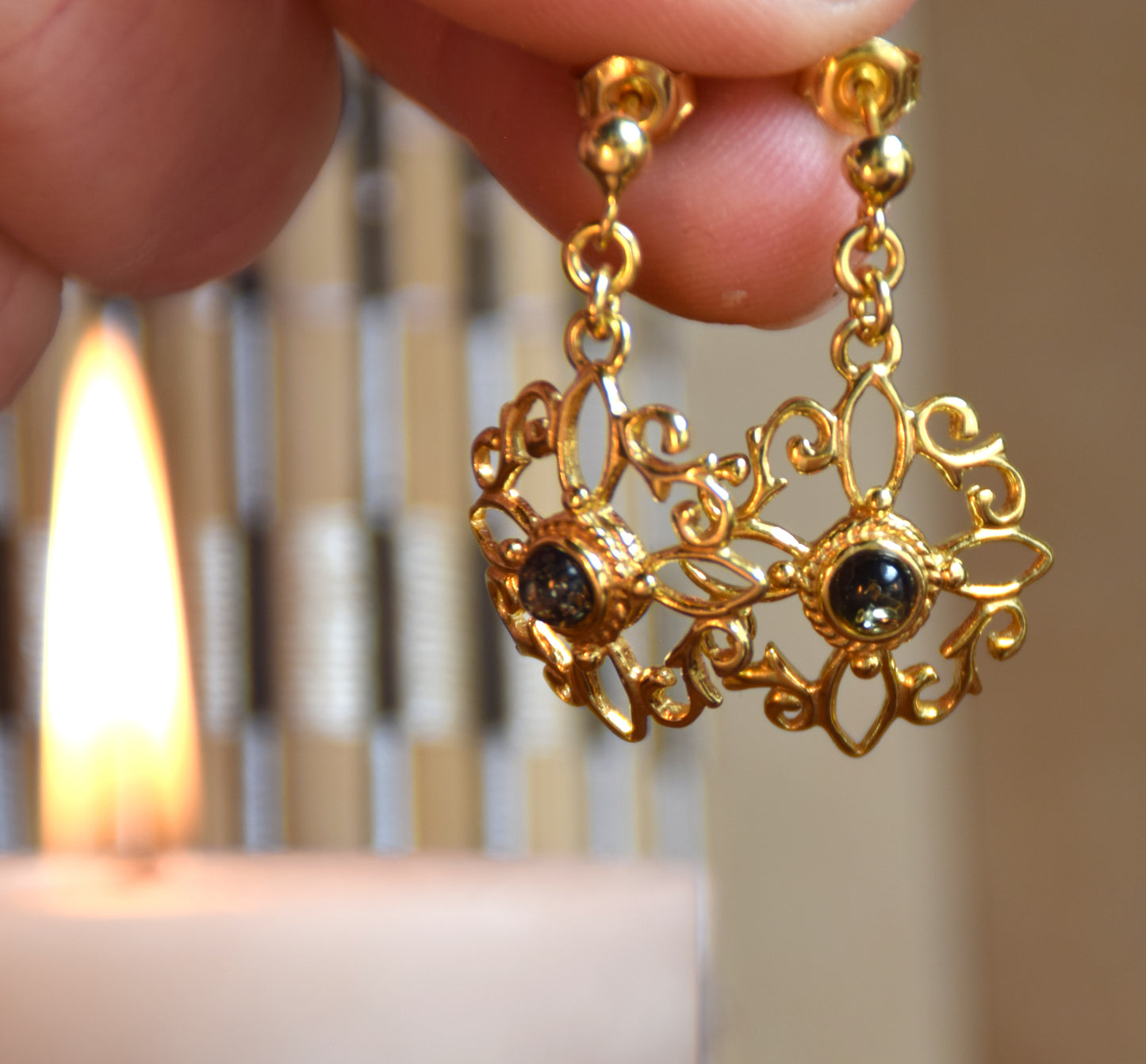 Witch knot earrings in natural green Amber and 18k Gold plated Silver, MJ Baltica, BZK167
