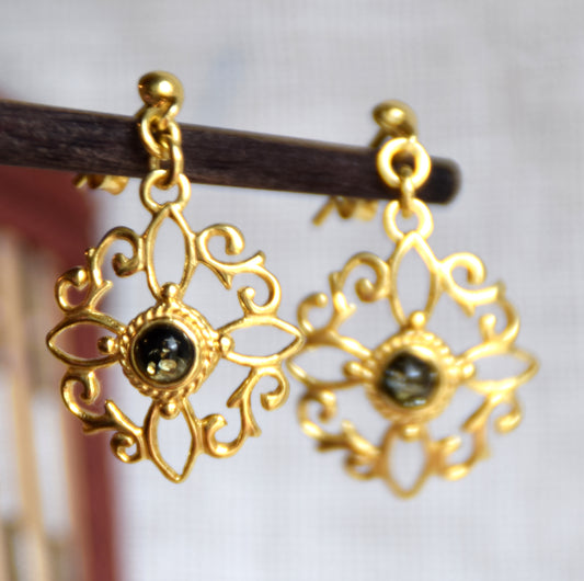 Witch knot earrings in natural green Amber and 18k Gold plated Silver, MJ Baltica, BZK167
