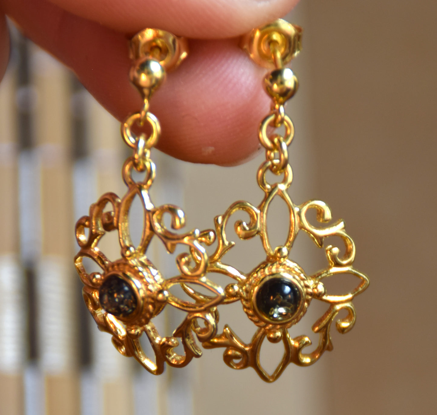 Witch knot earrings in natural green Amber and 18k Gold plated Silver, MJ Baltica, BZK167