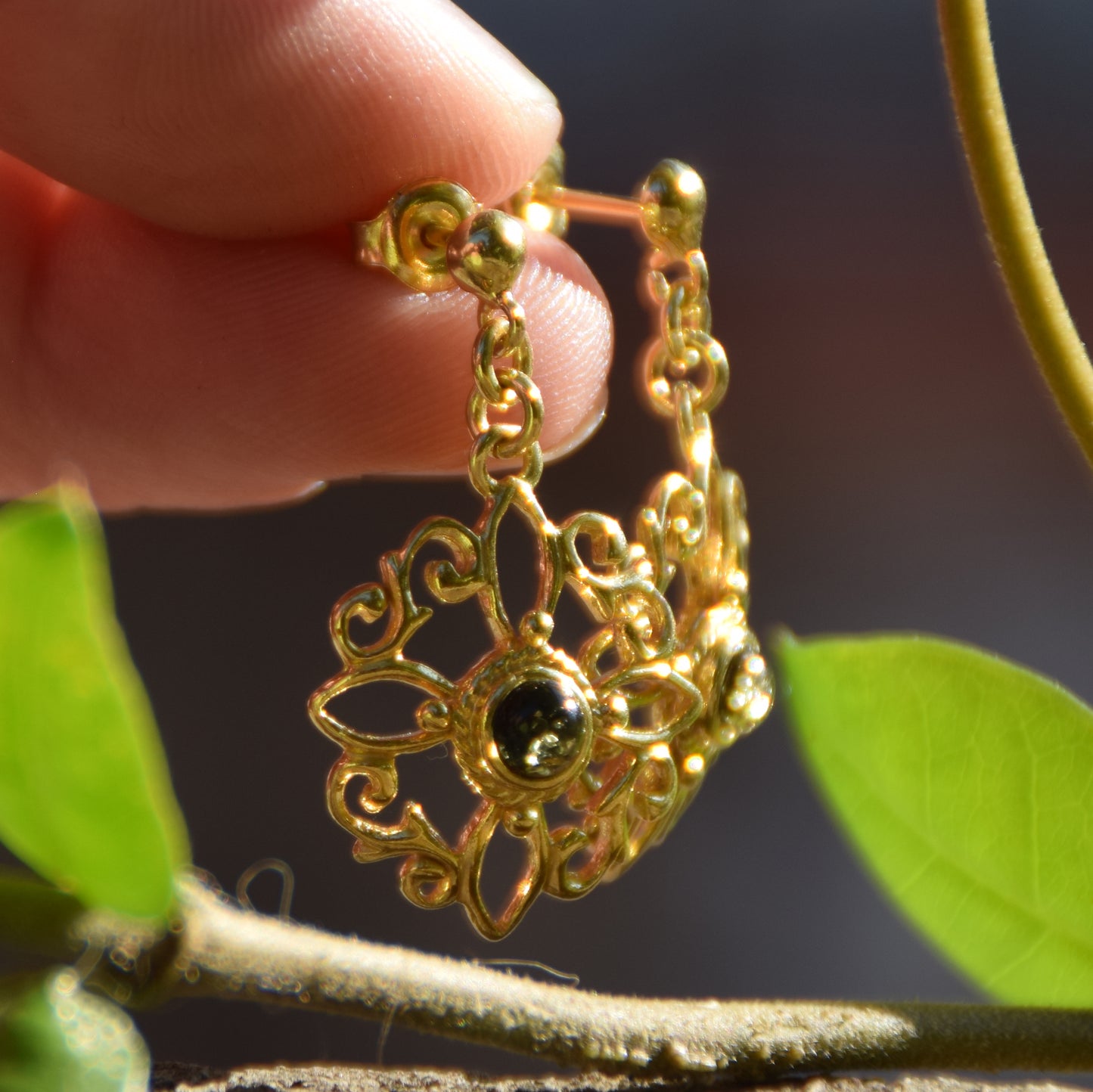 Orecchini con nodo della strega in Ambra naturale color verde e Argento placcato in Oro 18k, MJ Baltica, BZK167