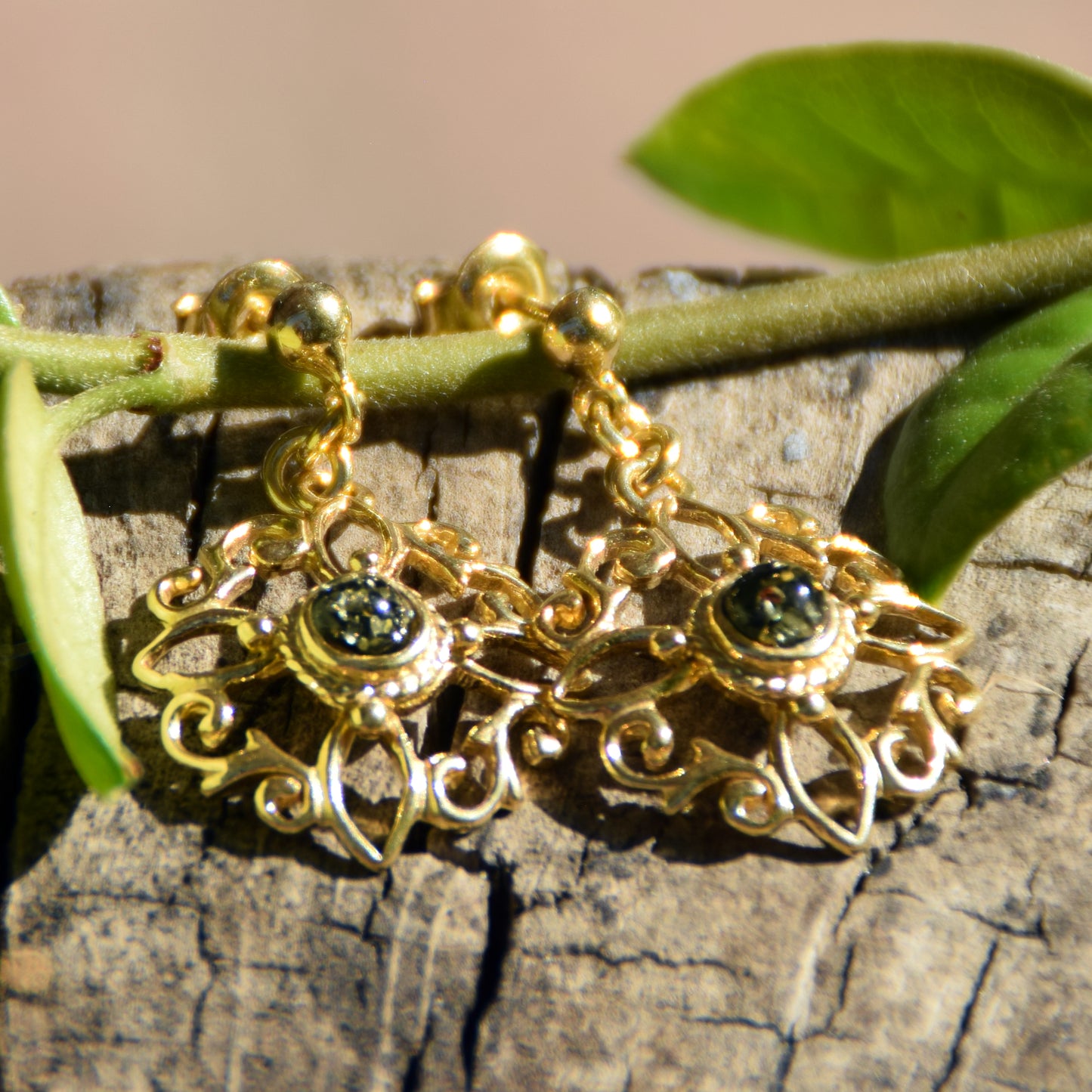 Orecchini con nodo della strega in Ambra naturale color verde e Argento placcato in Oro 18k, MJ Baltica, BZK167