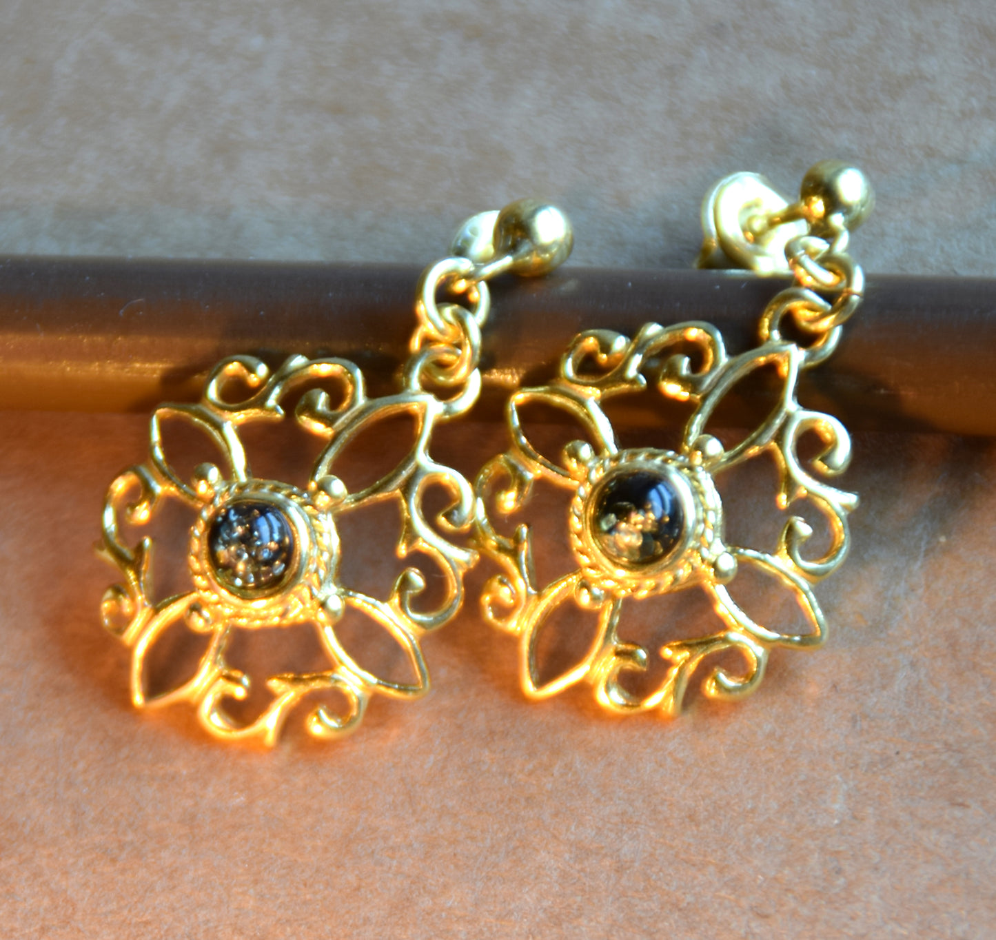 Witch knot earrings in natural green Amber and 18k Gold plated Silver, MJ Baltica, BZK167