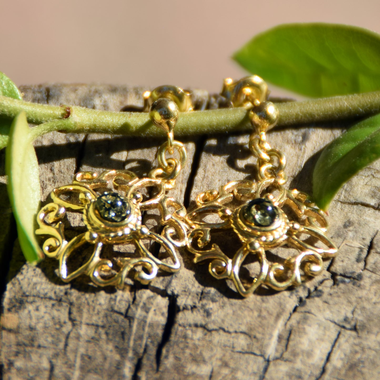 Orecchini con nodo della strega in Ambra naturale color verde e Argento placcato in Oro 18k, MJ Baltica, BZK167