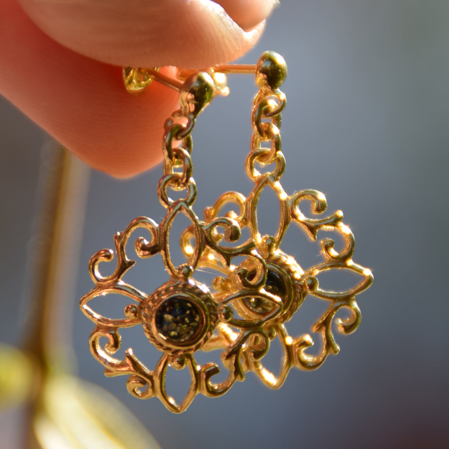 Orecchini con nodo della strega in Ambra naturale color verde e Argento placcato in Oro 18k, MJ Baltica, BZK167