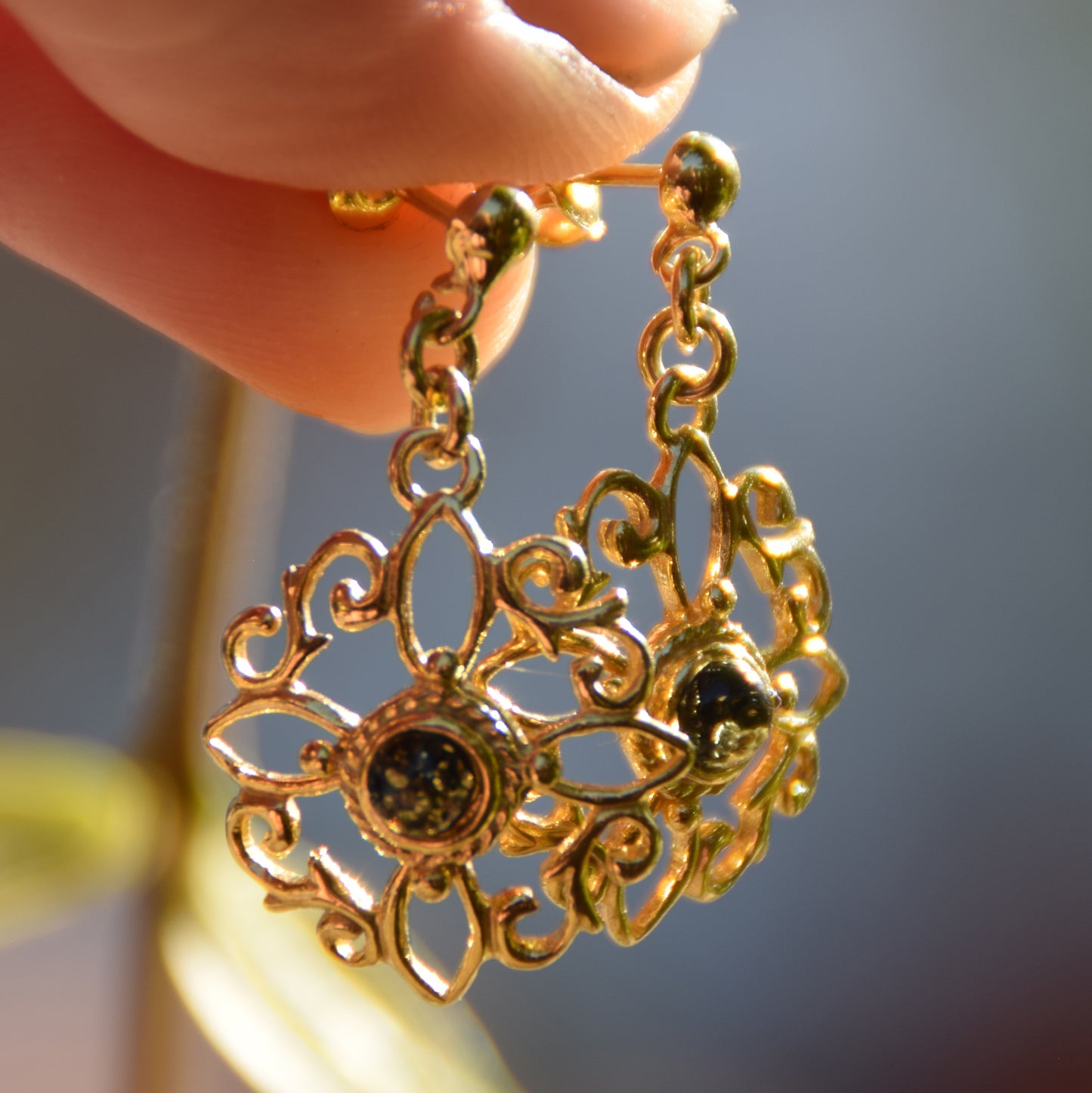 Orecchini con nodo della strega in Ambra naturale color verde e Argento placcato in Oro 18k, MJ Baltica, BZK167