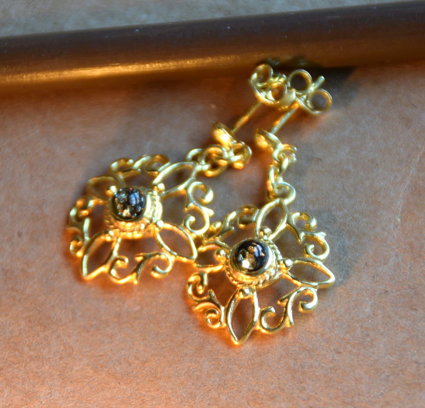 Witch knot earrings in natural green Amber and 18k Gold plated Silver, MJ Baltica, BZK167