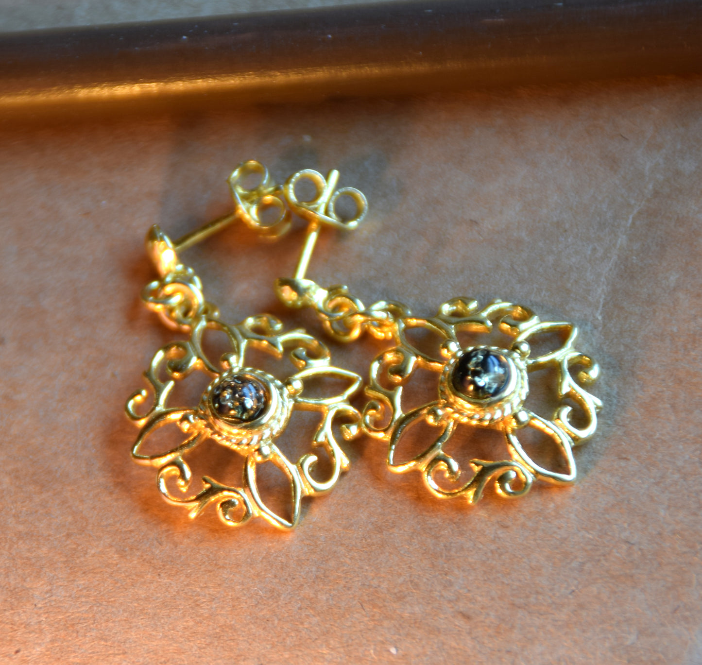 Witch knot earrings in natural green Amber and 18k Gold plated Silver, MJ Baltica, BZK167