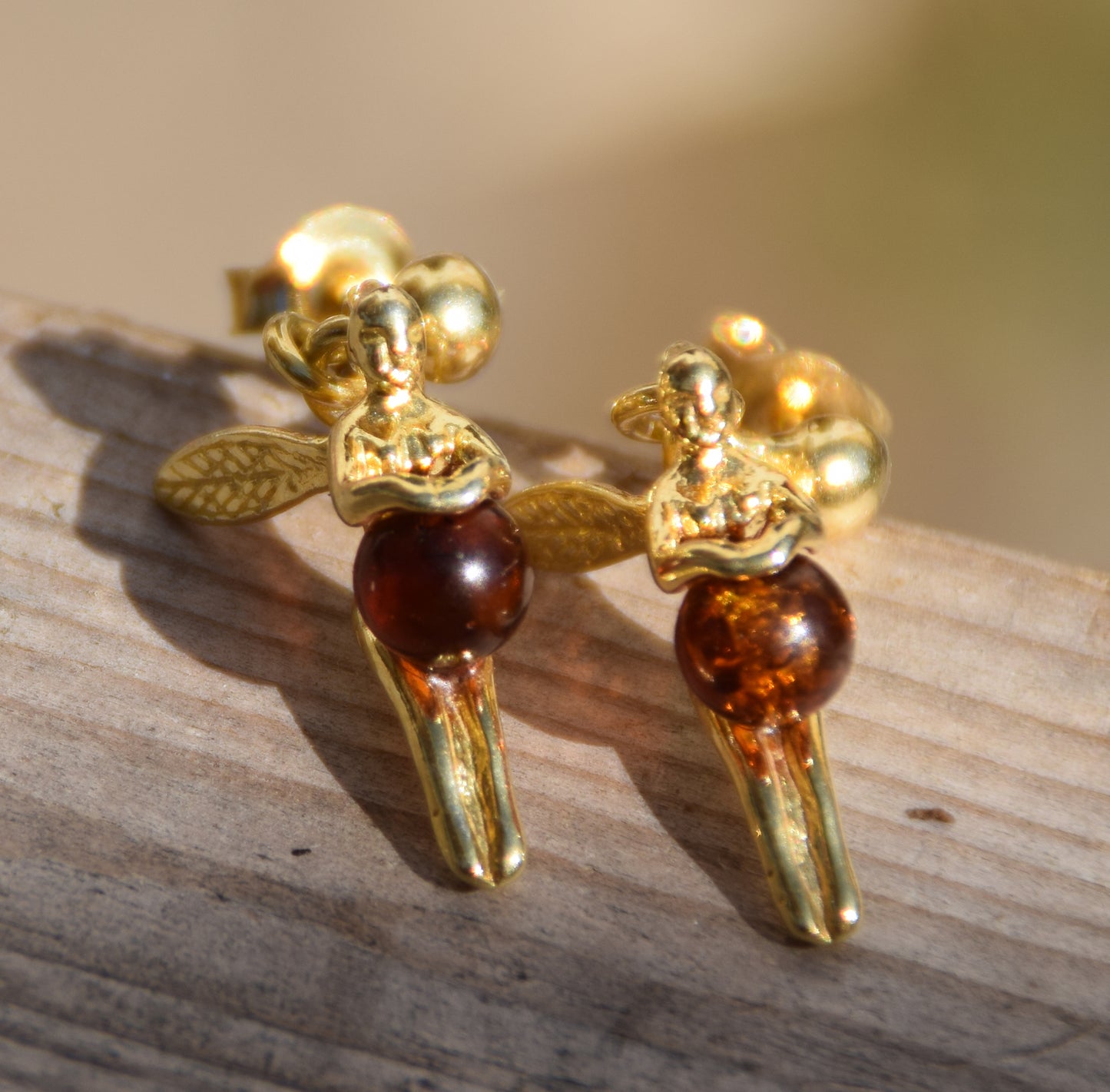 Bright earrings with fairies in natural cognac-colored amber and 18k gold-plated 925 sterling silver, MJ Baltica, BZK168