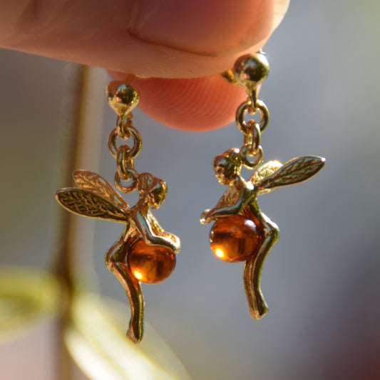 Bright earrings with fairies in natural cognac-colored amber and 18k gold-plated 925 sterling silver, MJ Baltica, BZK168
