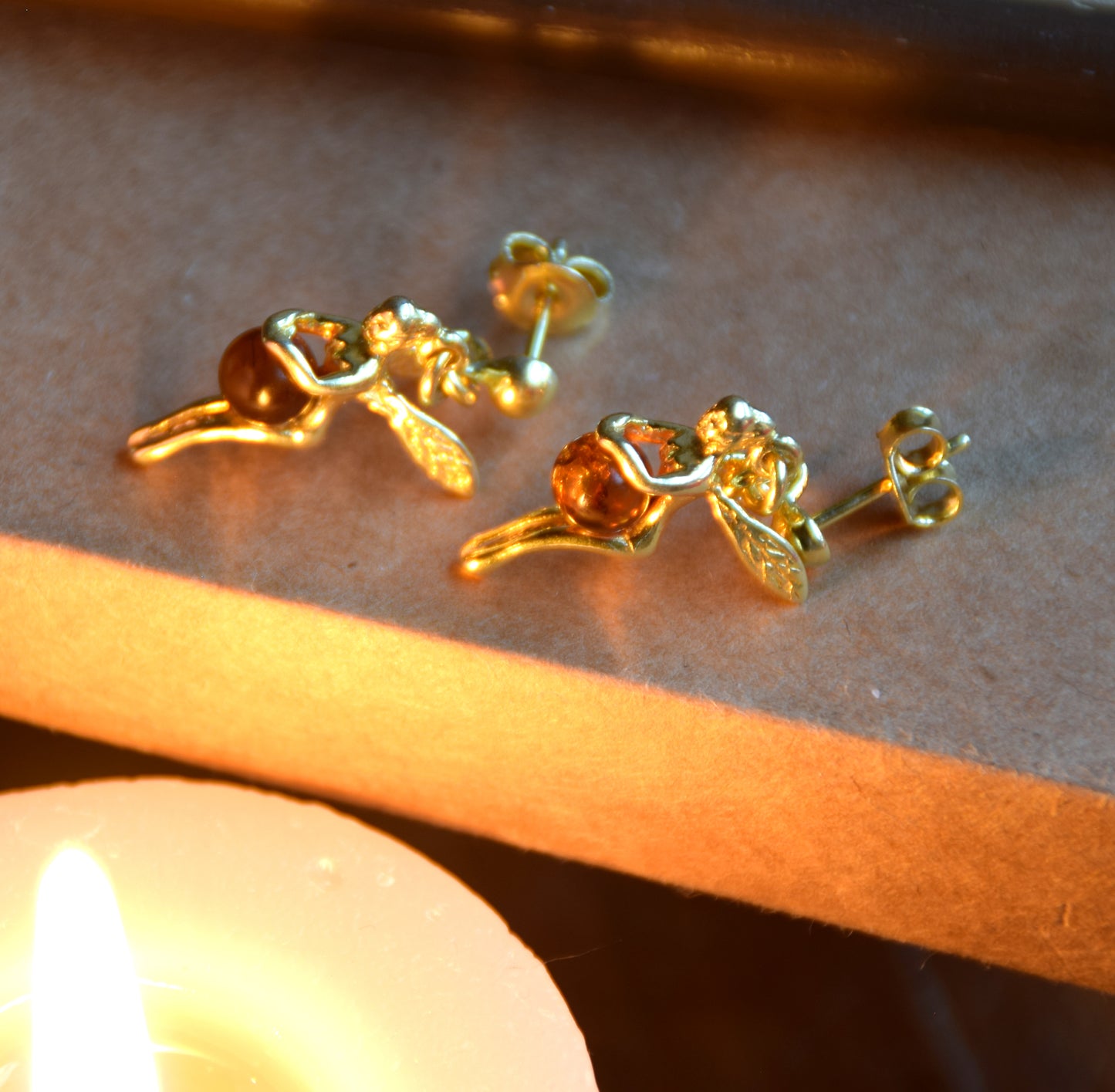 Bright earrings with fairies in natural cognac-colored amber and 18k gold-plated 925 sterling silver, MJ Baltica, BZK168