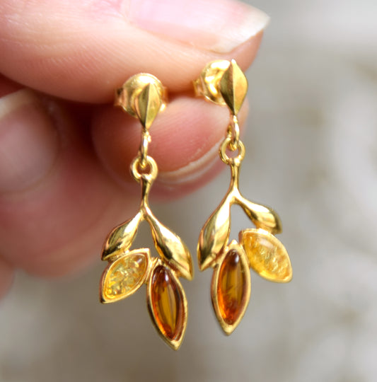 Orecchini floreali con Ambra naturale di colori cognac e oro creati in Argento placcato in Oro 18k, MJ Baltica, BZK169