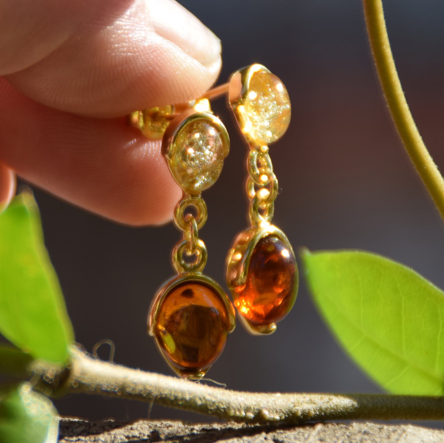 Eleganti orecchini in Ambra naturale color cognac e oro e Argento 925 placcato in Oro 18k, MJ Baltica, BZK170