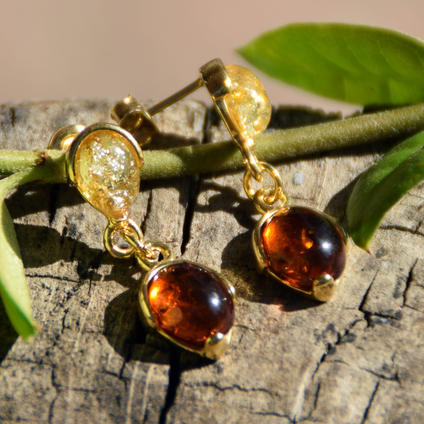 Eleganti orecchini in Ambra naturale color cognac e oro e Argento 925 placcato in Oro 18k, MJ Baltica, BZK170
