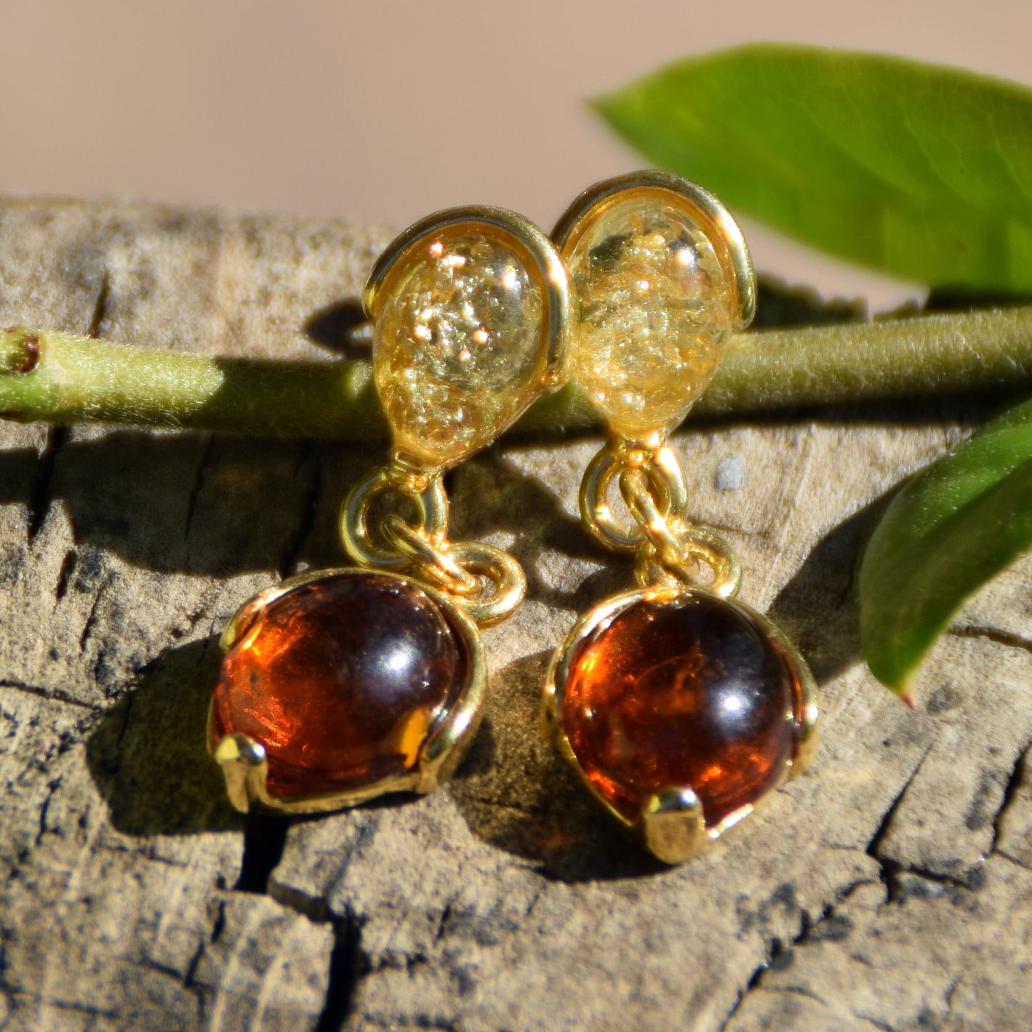 Eleganti orecchini in Ambra naturale color cognac e oro e Argento 925 placcato in Oro 18k, MJ Baltica, BZK170