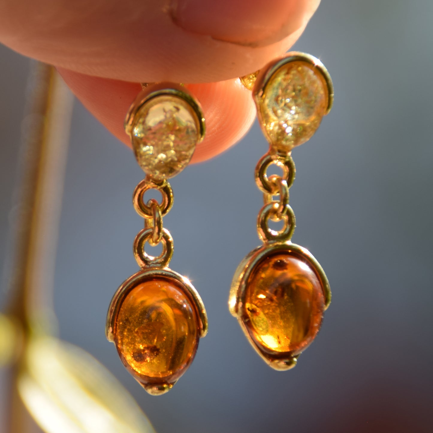 Eleganti orecchini in Ambra naturale color cognac e oro e Argento 925 placcato in Oro 18k, MJ Baltica, BZK170