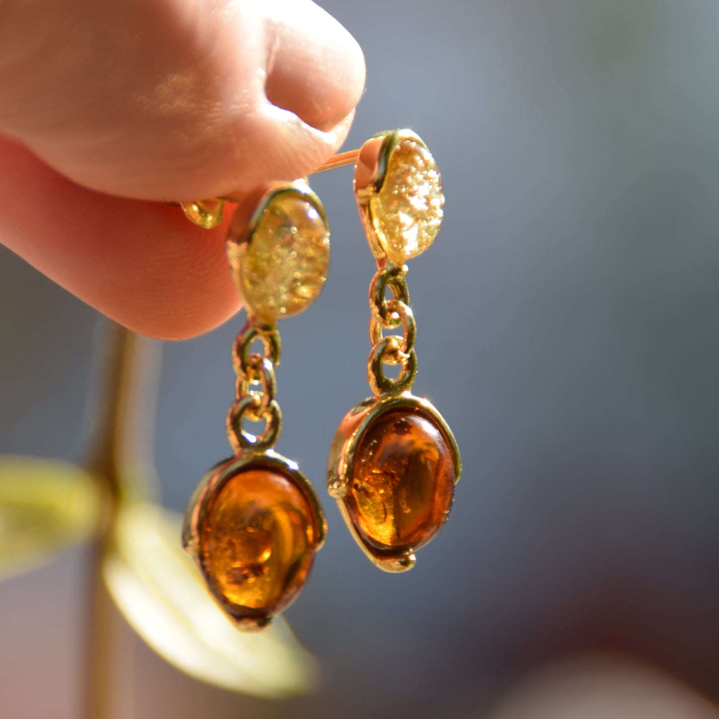 Eleganti orecchini in Ambra naturale color cognac e oro e Argento 925 placcato in Oro 18k, MJ Baltica, BZK170