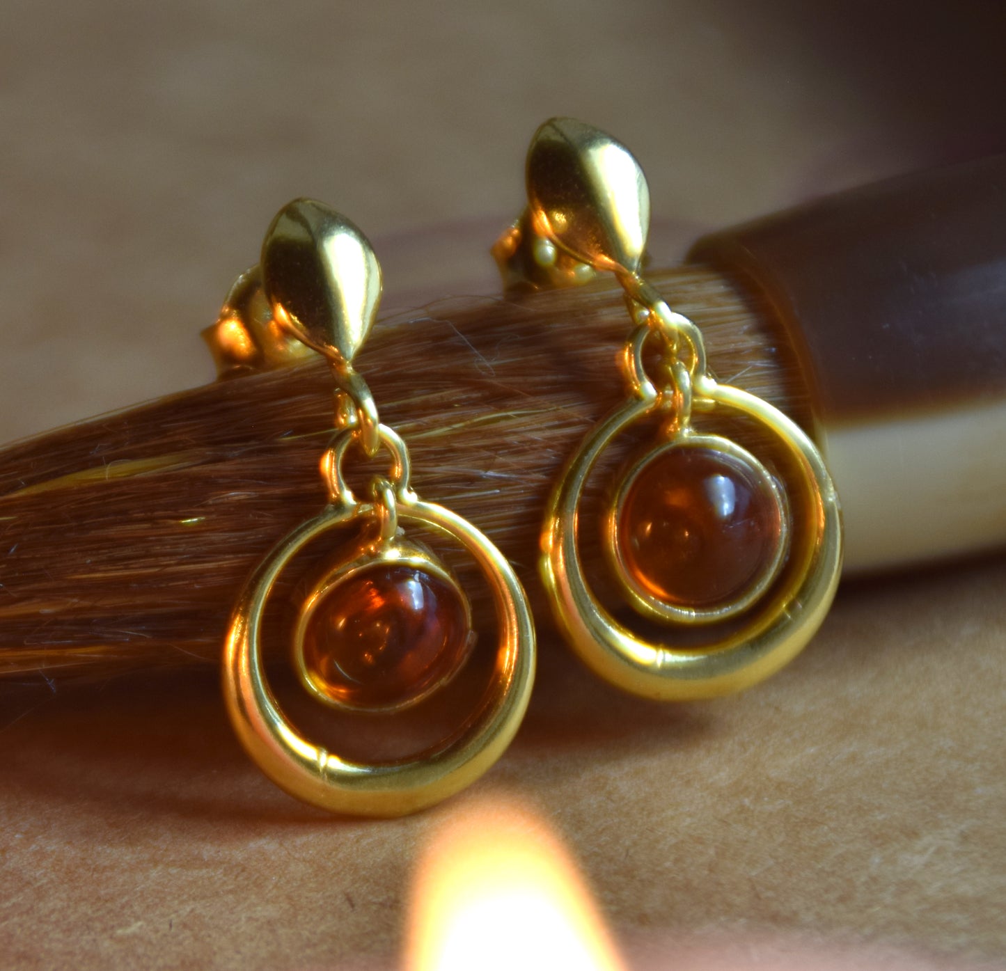 Orecchini con gemma rotonda in Ambra naturale color cognac e Argento 925 placcato in Oro 18k, MJ Baltica, BZK172